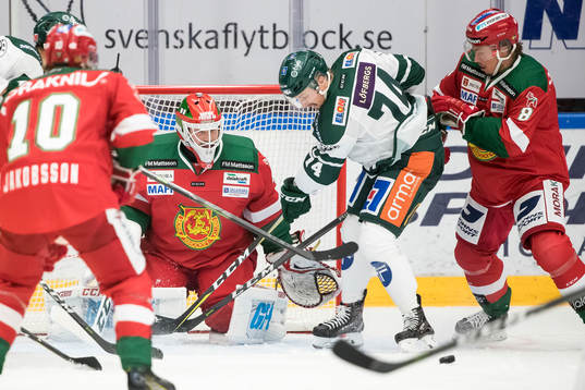 Färjestads Rasmus Asplund framför Moras målvakt