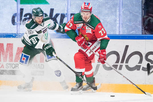 Färjestads Theodor Lennström  och Moras Keaton Ellerby i