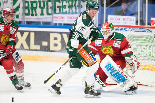 Färjestads Fabian Zetterlund framför Moras målvakt