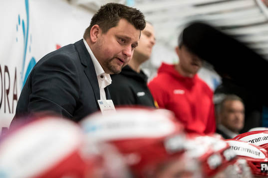 Moras tränare Mattias Karlin   i ishockeymatchen i SHL