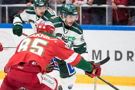 Färjestads Jesse Virtanen  i ishockeymatchen i SHL mellan