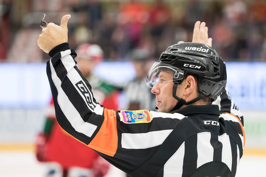 Domare Wolmer Edqvist i ishockeymatchen i SHL mellan Mora