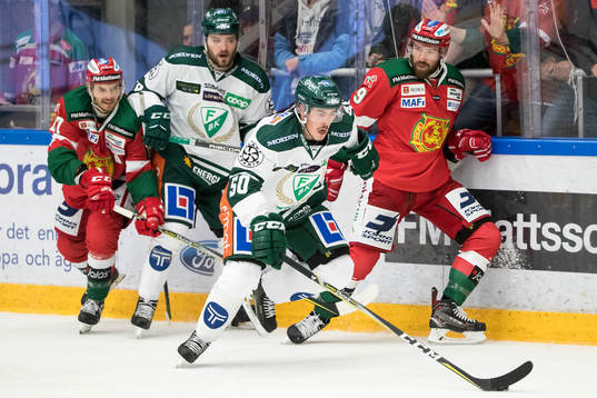 Färjestads Sebastian Erixon framför Färjestads Theodor