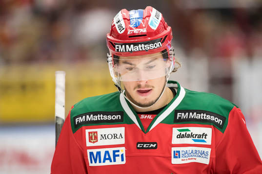 Moras Robin Johansson  i ishockeymatchen i SHL mellan Mora