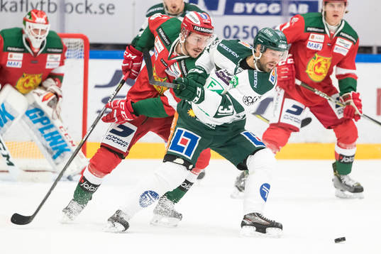 Färjestads Dick Axelsson och Moras Andrew Rowe  i