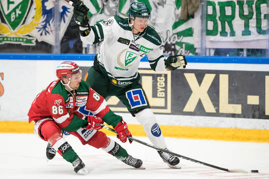 Moras Mathias Bromé och Färjestads Johan Ryno i kamp om