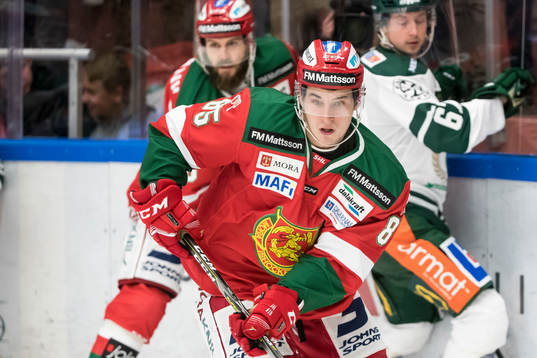 Moras Michael Haga i ishockeymatchen i SHL mellan Mora och