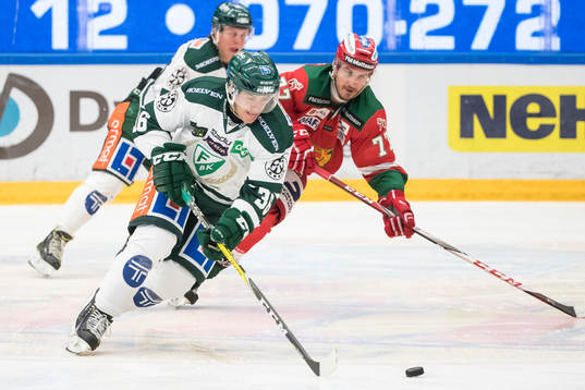 Moras Keaton Ellerby jagar Färjestads Niklas Fogström i
