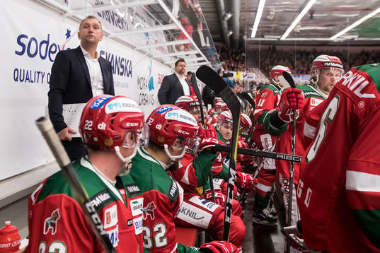 Moras tränare Mattias Karlin   i ishockeymatchen i SHL