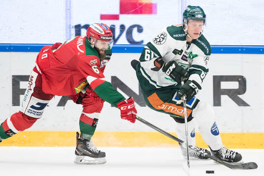 Moras Steven Seigo jagar Färjestads Johan Ryno  i