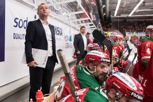 Moras tränare Mattias Karlin   i ishockeymatchen i SHL