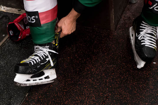 Moras Tomas Skogs knyter skridskorna i ishockeymatchen i