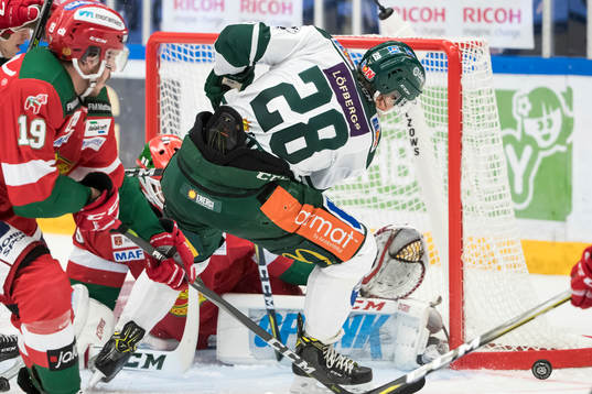 chans för Färjestads Fabian Zetterlund framför Moras