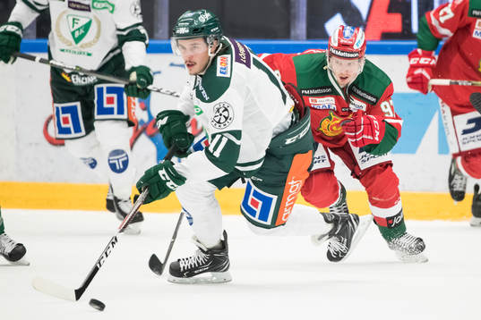 Färjestads Joakim Nygård jagas av Moras David Kase i