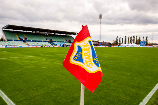 A Stabæk branded corner flag at Nadderud Stadion