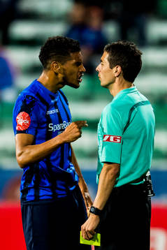 Ohikhuaeme Anthony Omoijuanfo of of Stabæk and the referee