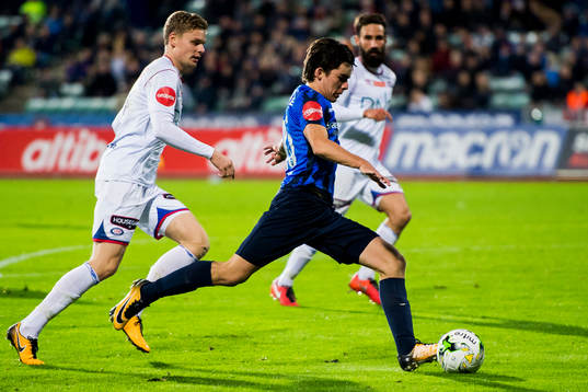 Simen Kristiansen Juklerød of Vålerenga and Hugo Vegard