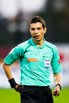 The referee Tore Hansen