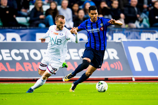 Enar Jaager of Vålerenga and Ohikhuaeme Anthony Omoijuanfo