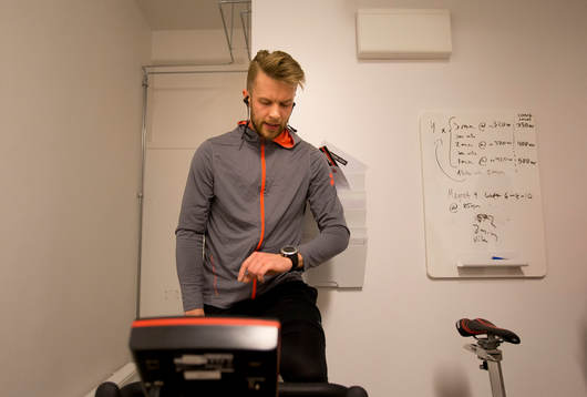 Örebros målvakt målvakt Eero Kilpeläinen värmer upp