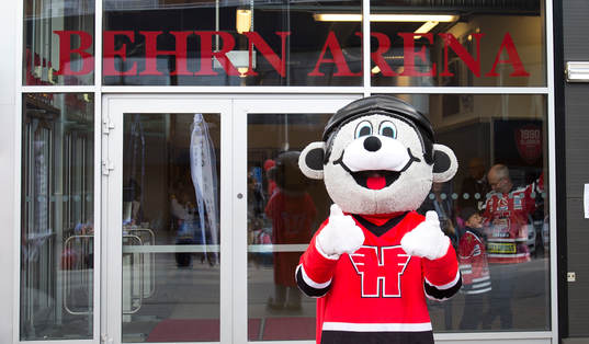 Örebros maskot gör tummen upp utanför entrén till Behrn