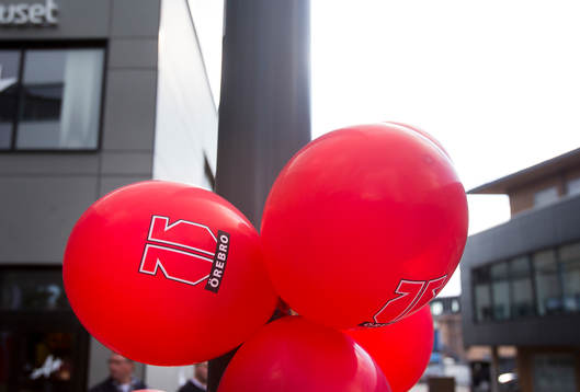 Ballonger med Örebros logotyp på