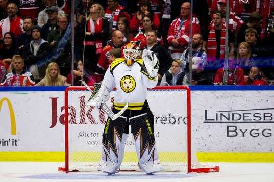 Brynäs målvakt Felix Sandström jublar vid slutsignalen