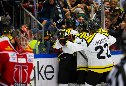 Brynäs Johan Alcén gör 1-1 och jublar framför klacken