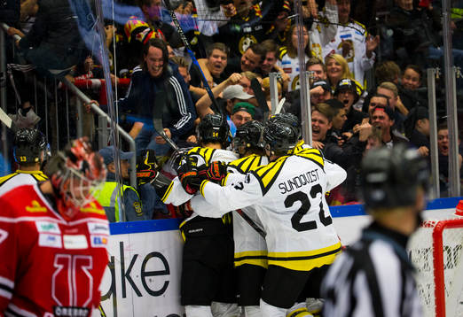 Brynäs Johan Alcén gör 1-1 och jublar framför klacken