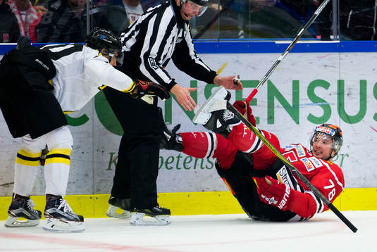 Örebros Victor Bartley faller med Brynäs Jesper Jensen