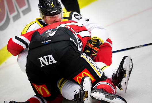 Brynäs Lukas Kilström och Örebros Rodrigo Abols brottas