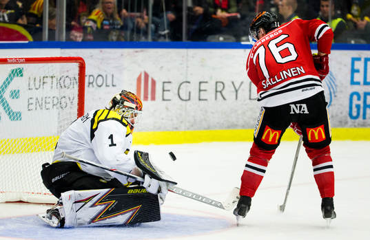 Örebros Jare Sallinen fri med Brynäs målvakt Felix