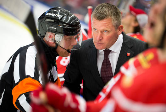 Domaren Marcus Linde och Örebros tränare Niklas Sundblad