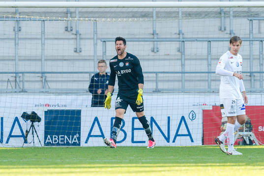 Örgrytes målvakt Stojan Lukic skriker