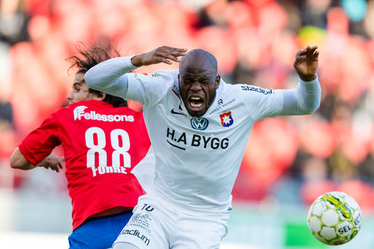 Örgrytes Sebastian Carlsén grinar illa