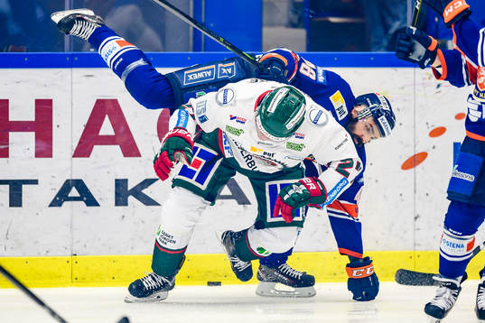Växjös Daniel Rahimi för söker tackla Frölundas