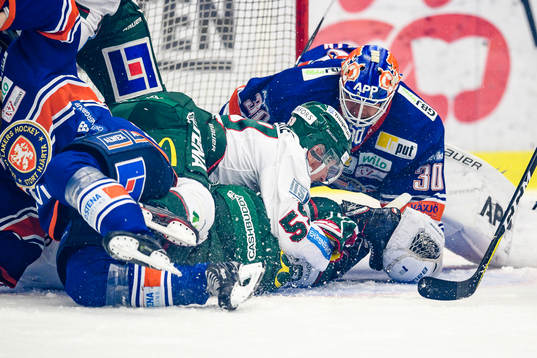 Stökigt framför Växjös målvakt Viktor Fasth