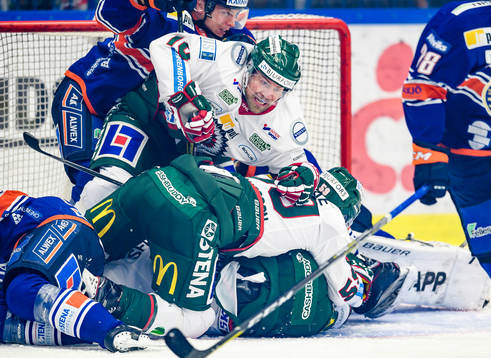 Stökigt framför Växjös målvakt Viktor Fasth