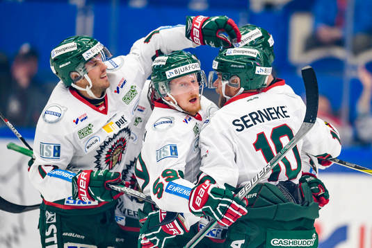 Frölundas Sebastian Stålberg och Simon Hjalmarsson jublar