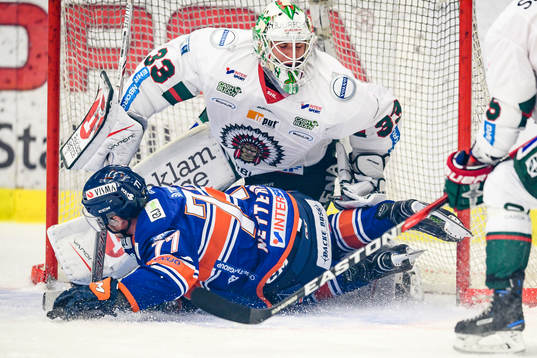Växjös Pontus Netterberg krockar med Frölundas målvakt