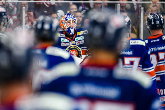 Växjös målvakt Viktor Fasth jublar