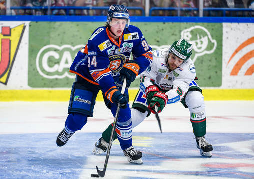 Växjös Joel Persson jagas av Frölundas Mats Rosseli Olsen