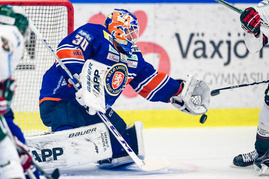 Växjös målvakt Viktor Fasth missar pucken med plocken