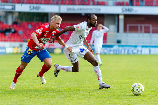 Örgrytes David Johansson jagas av Östers Simon Strand