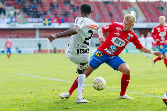 Östers Simon Strandi kamp med Örgrytes David Johansson