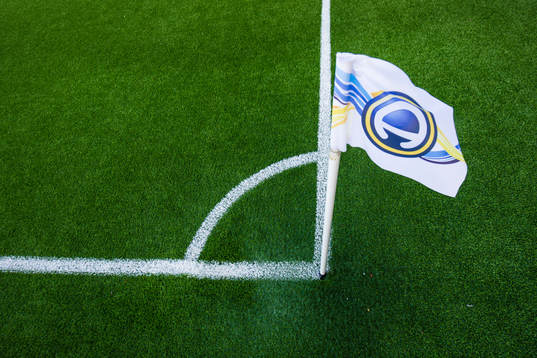 En hörnflagga på Tunavallen innan fotbollsmatchen i