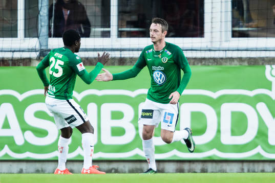 Jönköpings Daryl Smylie jublar med Eric Ayuk