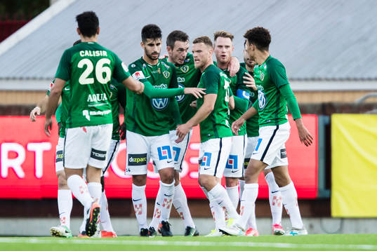 Jönköpings Daryl Smylie jublar med lagkamrater
