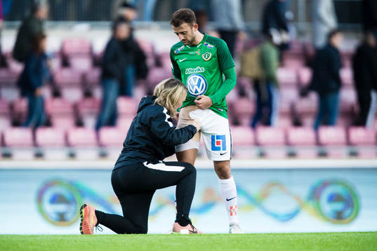Jönköpings Robert Gojani får ett lår lindat