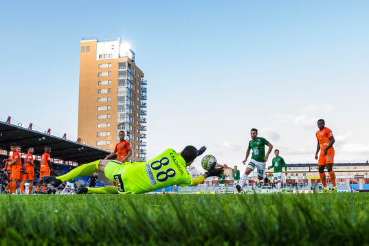 AFC Eskilstunas Målvakt Alireza Haghighi med en räddning